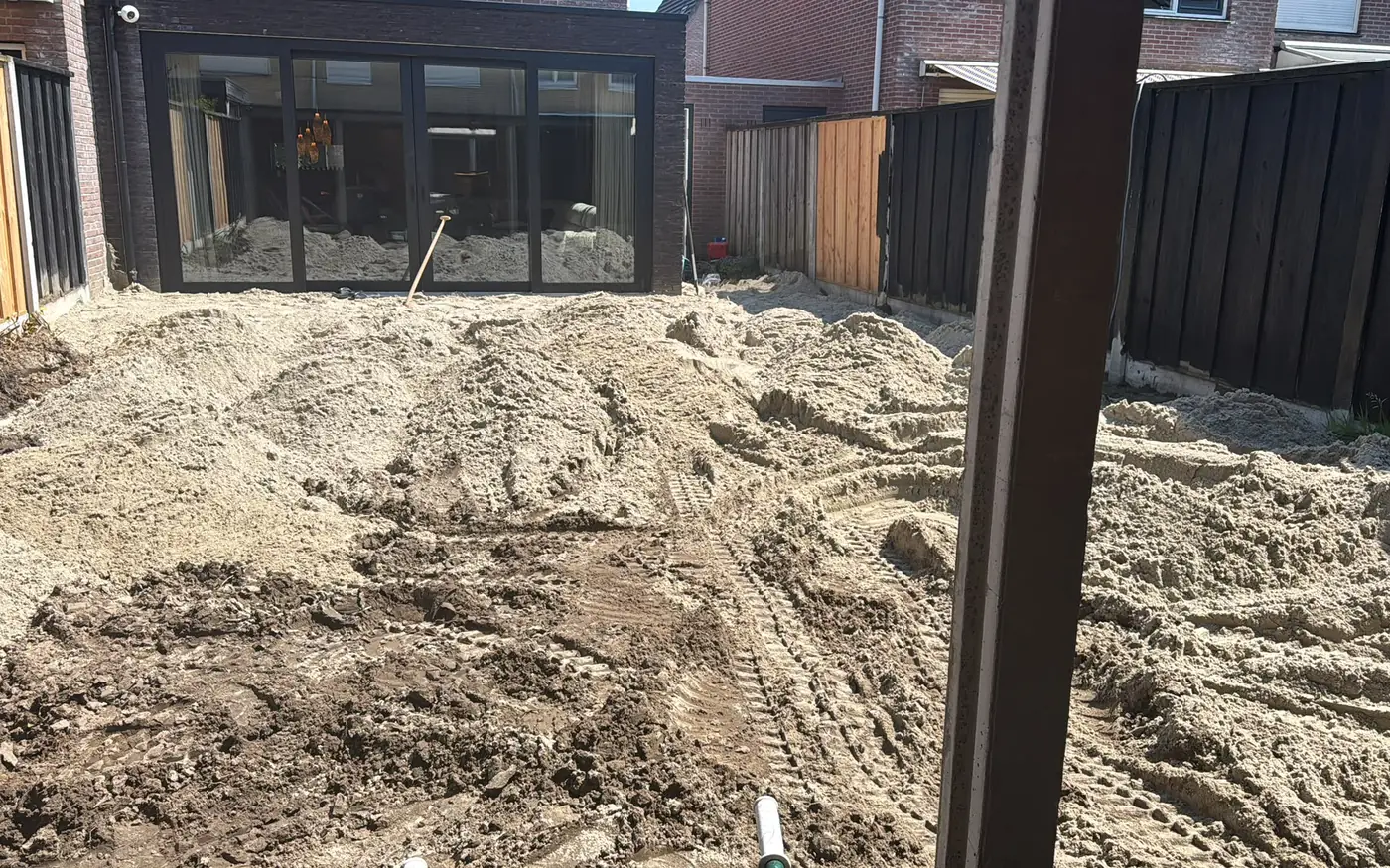 Het afgegraven zand voor het aanvullen en verdichten