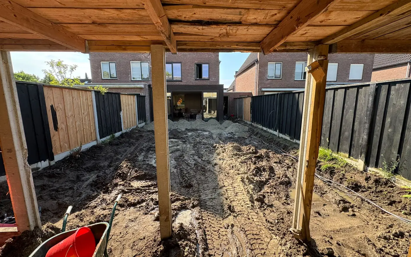 De overkapping boven het nog uit te graven tuingedeelte