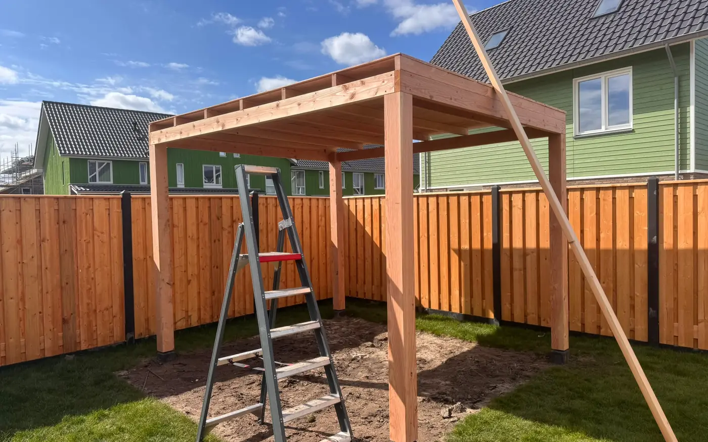 De constructie tijdens de opbouw, met ladder en schoor