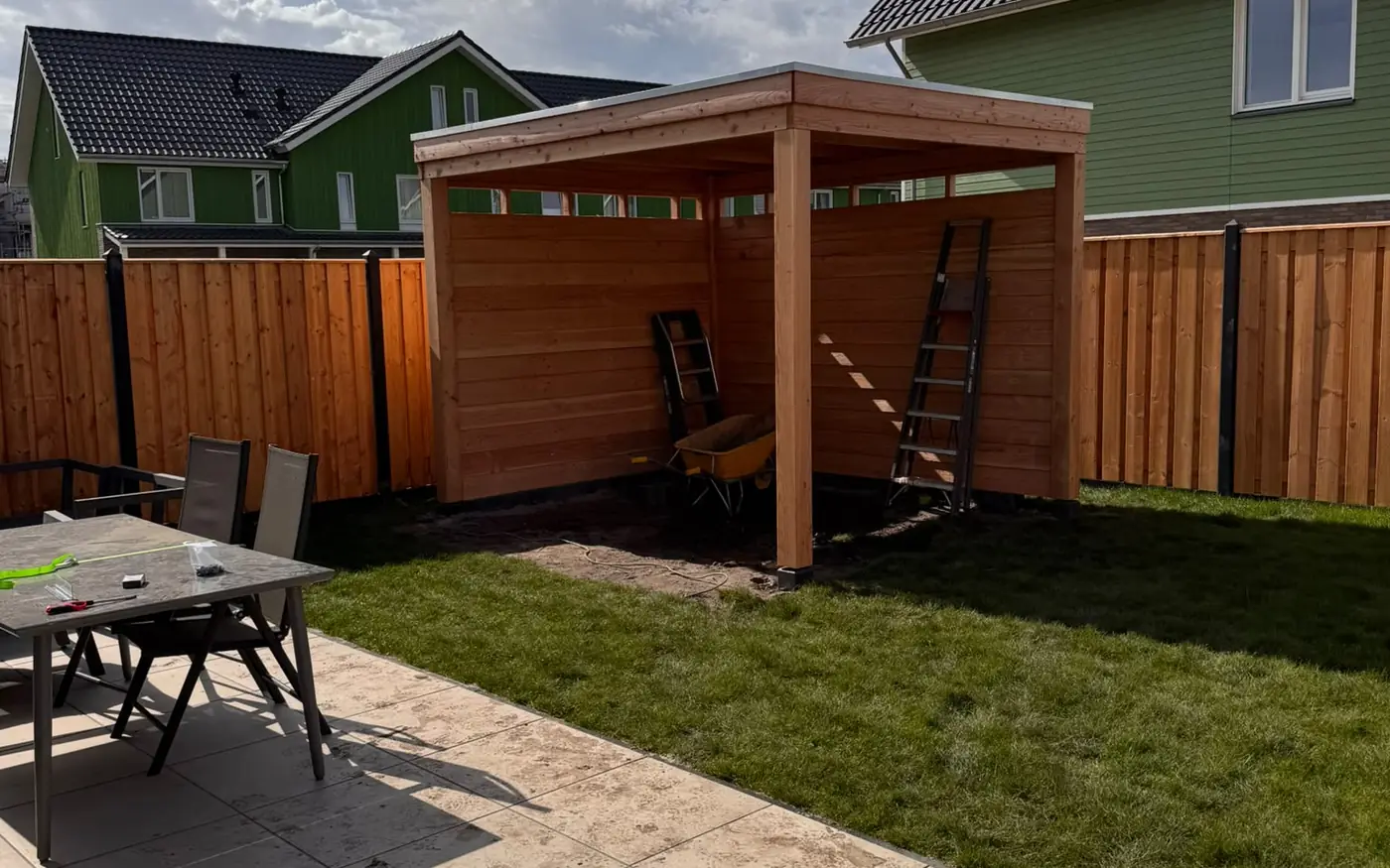 De overkapping vanaf het terras gezien, met de woning op de achtergrond
