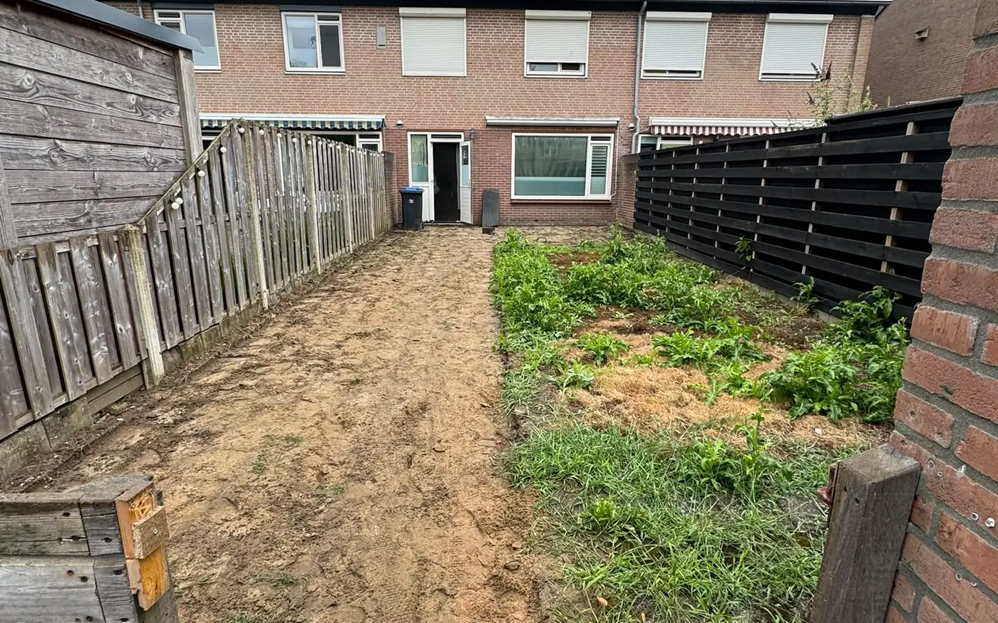 De afgegraven tuin, gezien vanaf de achterzijde