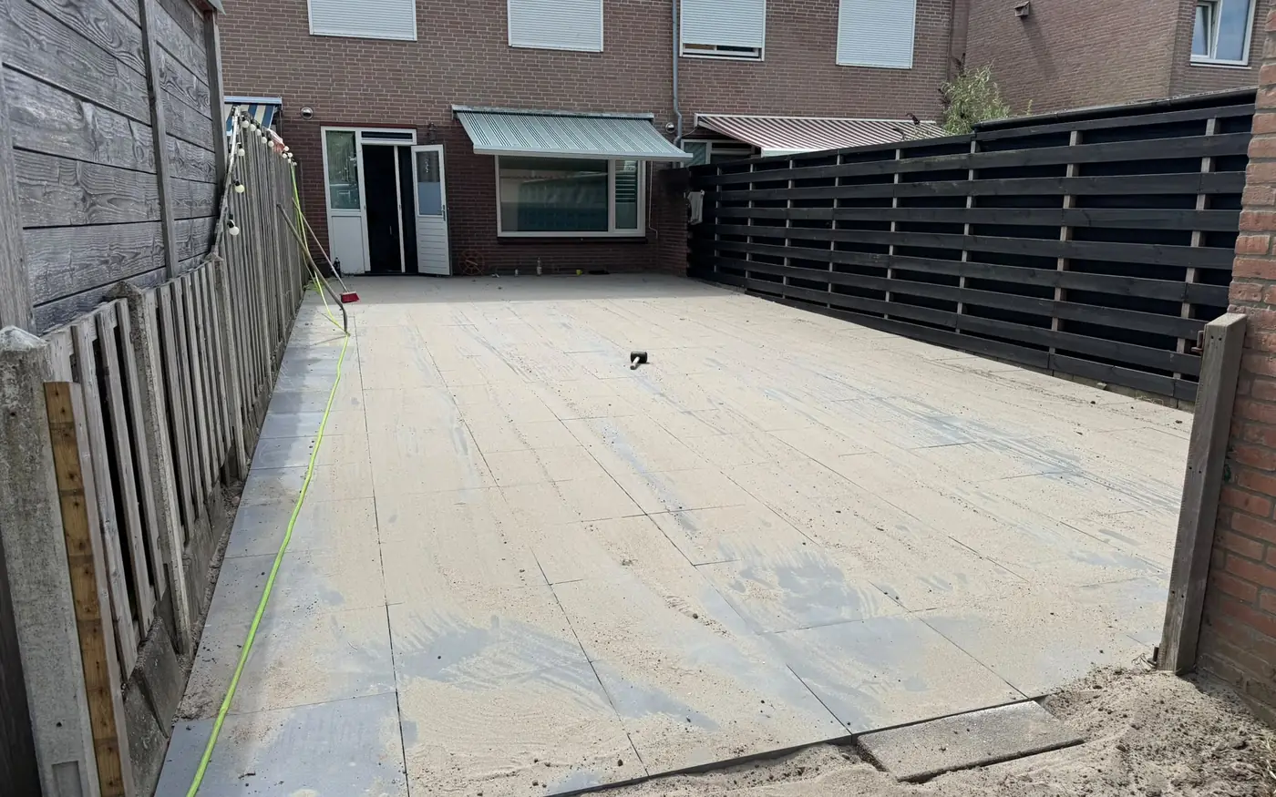 Het aangevulde zandbed, uitgevlakt en op hoogte