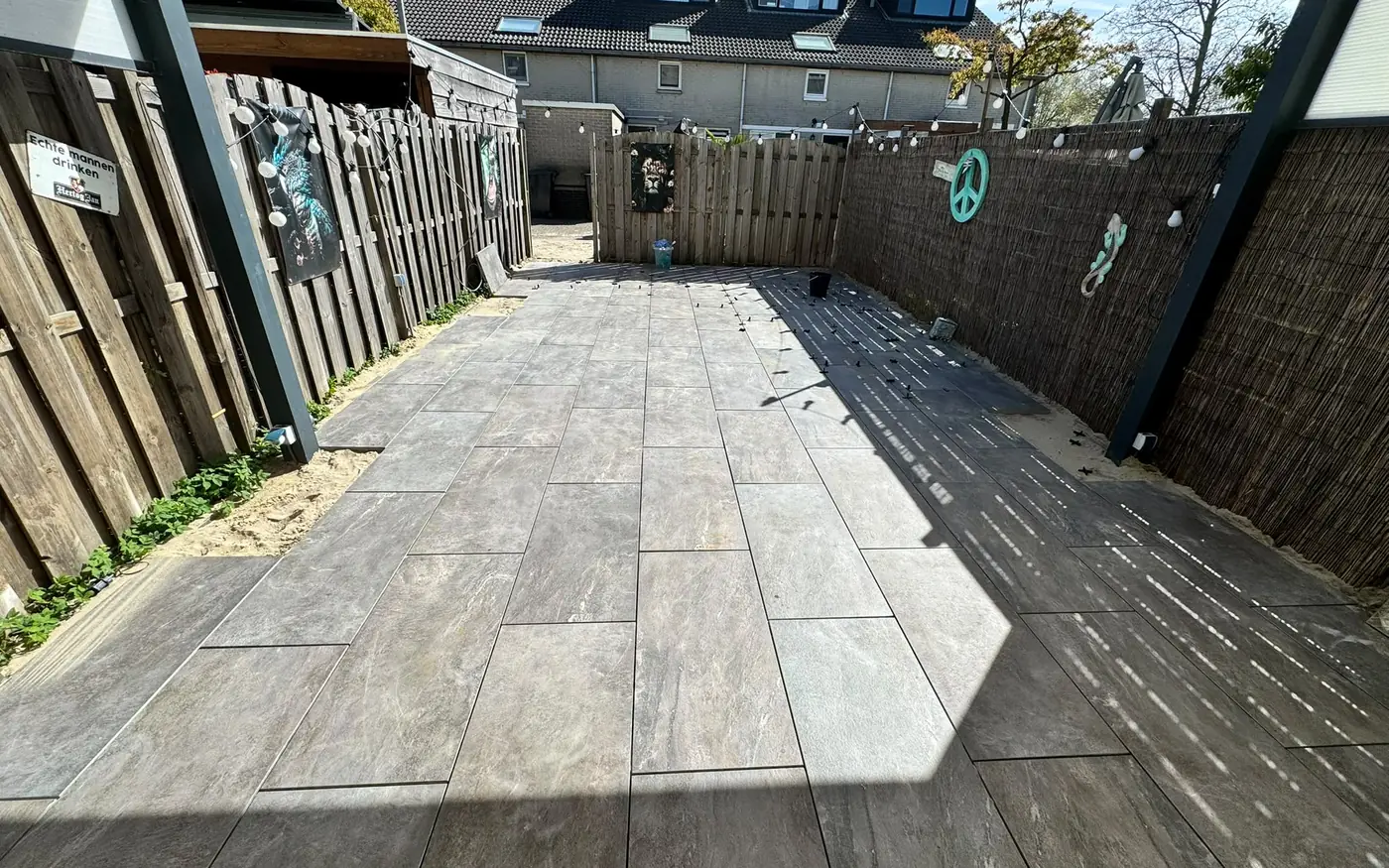 Het volledige terras in de lengte, met de veranda op de achtergrond